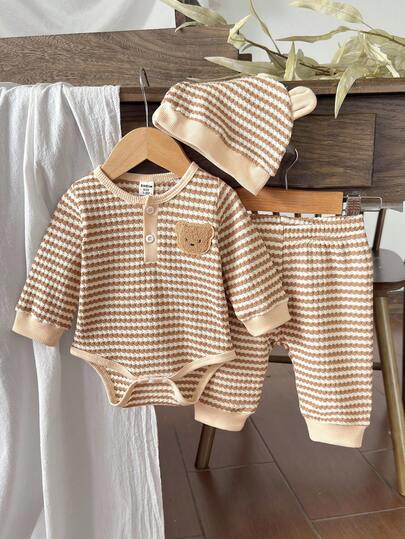 SHEIN Vintaside Kids مجموعة من 3 قطع لحديثي الولادة والأطفال الصبيان، جمبسوت طويلة الأكمام بنمط الدب التيدي ذات الصدر المفتوح مع شريطات، مقترنة بسروال وقبعة بنفس اللون. موضة جديدة وكاجوال مناسبة للاستخدام المنزلي والتصوير الخارجي