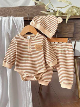 SHEIN Vintaside Kids مجموعة من 3 قطع لحديثي الولادة والأطفال الصبيان، جمبسوت طويلة الأكمام بنمط الدب التيدي ذات الصدر المفتوح مع شريطات، مقترنة بسروال وقبعة بنفس اللون. موضة جديدة وكاجوال مناسبة للاستخدام المنزلي والتصوير الخارجي