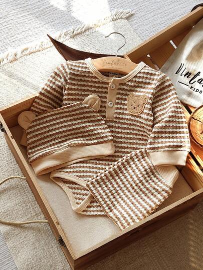 SHEIN Vintaside Kids مجموعة من 3 قطع لحديثي الولادة والأطفال الصبيان، جمبسوت طويلة الأكمام بنمط الدب التيدي ذات الصدر المفتوح مع شريطات، مقترنة بسروال وقبعة بنفس اللون. موضة جديدة وكاجوال مناسبة للاستخدام المنزلي والتصوير الخارجي