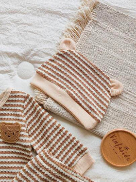 SHEIN Vintaside Kids مجموعة من 3 قطع لحديثي الولادة والأطفال الصبيان، جمبسوت طويلة الأكمام بنمط الدب التيدي ذات الصدر المفتوح مع شريطات، مقترنة بسروال وقبعة بنفس اللون. موضة جديدة وكاجوال مناسبة للاستخدام المنزلي والتصوير الخارجي