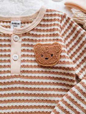 SHEIN Vintaside Kids مجموعة من 3 قطع لحديثي الولادة والأطفال الصبيان، جمبسوت طويلة الأكمام بنمط الدب التيدي ذات الصدر المفتوح مع شريطات، مقترنة بسروال وقبعة بنفس اللون. موضة جديدة وكاجوال مناسبة للاستخدام المنزلي والتصوير الخارجي