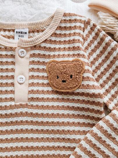 SHEIN Vintaside Kids مجموعة من 3 قطع لحديثي الولادة والأطفال الصبيان، جمبسوت طويلة الأكمام بنمط الدب التيدي ذات الصدر المفتوح مع شريطات، مقترنة بسروال وقبعة بنفس اللون. موضة جديدة وكاجوال مناسبة للاستخدام المنزلي والتصوير الخارجي