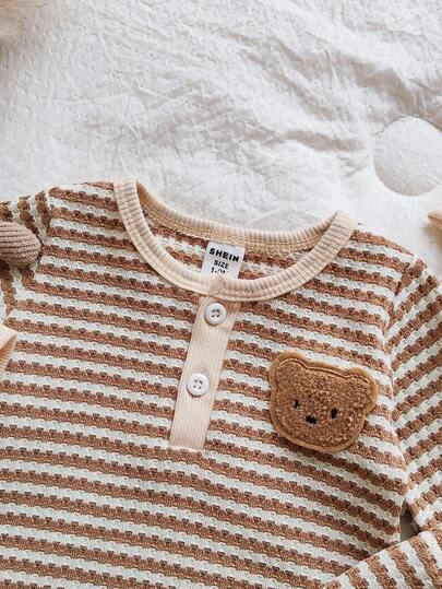 SHEIN Vintaside Kids مجموعة من 3 قطع لحديثي الولادة والأطفال الصبيان، جمبسوت طويلة الأكمام بنمط الدب التيدي ذات الصدر المفتوح مع شريطات، مقترنة بسروال وقبعة بنفس اللون. موضة جديدة وكاجوال مناسبة للاستخدام المنزلي والتصوير الخارجي