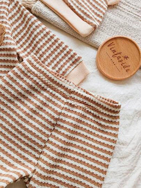 SHEIN Vintaside Kids مجموعة من 3 قطع لحديثي الولادة والأطفال الصبيان، جمبسوت طويلة الأكمام بنمط الدب التيدي ذات الصدر المفتوح مع شريطات، مقترنة بسروال وقبعة بنفس اللون. موضة جديدة وكاجوال مناسبة للاستخدام المنزلي والتصوير الخارجي