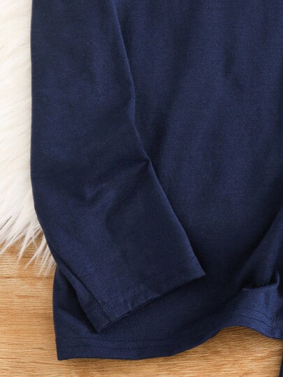 SHEIN مجموعة بيجاما مكونة من قميص بأكمام طويلة بياقة مستديرة وجيب وبنطال بلون متباين لصبي مراهق، قطعتان