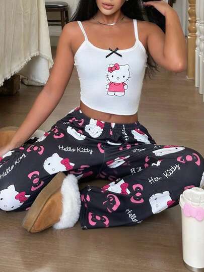 SANRIO [عالم الأعجوبة] طقم بيجامة للنساء مكون من 2 قطعة: توب كروب مطبوع بطبعة هالو كيتي + بنطلون مستقيم بخصر مطاطي