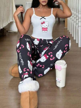 SANRIO [عالم الأعجوبة] طقم بيجامة للنساء مكون من 2 قطعة: توب كروب مطبوع بطبعة هالو كيتي + بنطلون مستقيم بخصر مطاطي