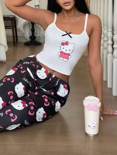 SANRIO [عالم الأعجوبة] طقم بيجامة للنساء مكون من 2 قطعة: توب كروب مطبوع بطبعة هالو كيتي + بنطلون مستقيم بخصر مطاطي