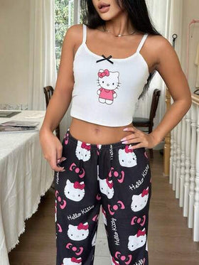SANRIO [عالم الأعجوبة] طقم بيجامة للنساء مكون من 2 قطعة: توب كروب مطبوع بطبعة هالو كيتي + بنطلون مستقيم بخصر مطاطي