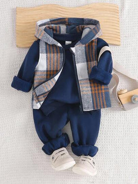 SHEIN Playful Pals 3 قطع بدلة كاجوال للأطفال الصبية تتكون من صدرية مربعة + بلوزة رياضية، معطف مبطن بغطاء رأس وسحاب، مقترنة بسترة رقبة طاقم وبنطال مبطن، بدلة كاجوال كورية رجعية للخريف/الشتاء، طقم شتوي للأطفال الصبية، طقم صدرية مربعة للأطفال الصبية، ملابس ش
