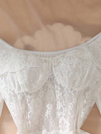 DelicateAllure ثوب نوم بأكمام واسعة وكتف مكشوف من الدانتيل والشبك مطوي