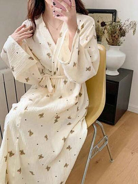 SHEIN 1 قطعة ثوب نوم للنساء - بتصميم أوروبي بسيط بأكمام طويلة، طباعة دب جميلة، خفيف ورقيق، لون أحادي، ملائم للربيع والخريف والصيف، ملابس منزلية وحمام، مقاسات صغيرة إلى كبيرة، مناسب لحفلات الزفاف والحمامات