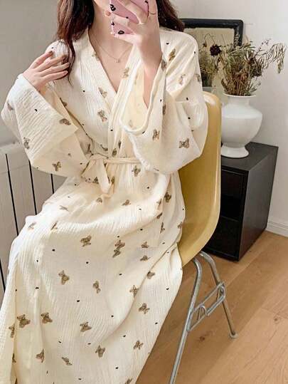 SHEIN 1 قطعة ثوب نوم للنساء - بتصميم أوروبي بسيط بأكمام طويلة، طباعة دب جميلة، خفيف ورقيق، لون أحادي، ملائم للربيع والخريف والصيف، ملابس منزلية وحمام، مقاسات صغيرة إلى كبيرة، مناسب لحفلات الزفاف والحمامات