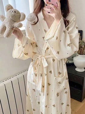 SHEIN 1 قطعة ثوب نوم للنساء - بتصميم أوروبي بسيط بأكمام طويلة، طباعة دب جميلة، خفيف ورقيق، لون أحادي، ملائم للربيع والخريف والصيف، ملابس منزلية وحمام، مقاسات صغيرة إلى كبيرة، مناسب لحفلات الزفاف والحمامات