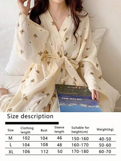SHEIN 1 قطعة ثوب نوم للنساء - بتصميم أوروبي بسيط بأكمام طويلة، طباعة دب جميلة، خفيف ورقيق، لون أحادي، ملائم للربيع والخريف والصيف، ملابس منزلية وحمام، مقاسات صغيرة إلى كبيرة، مناسب لحفلات الزفاف والحمامات