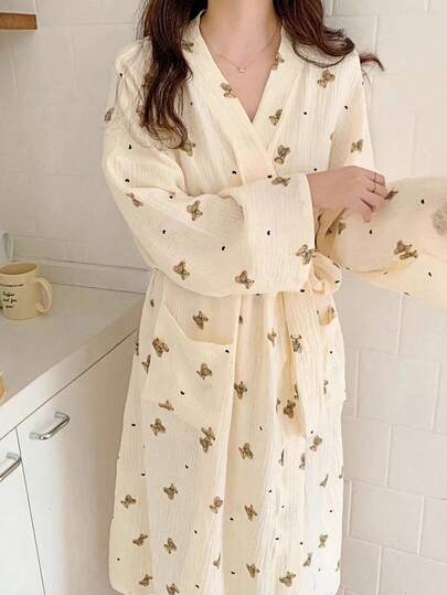 SHEIN 1 قطعة ثوب نوم للنساء - بتصميم أوروبي بسيط بأكمام طويلة، طباعة دب جميلة، خفيف ورقيق، لون أحادي، ملائم للربيع والخريف والصيف، ملابس منزلية وحمام، مقاسات صغيرة إلى كبيرة، مناسب لحفلات الزفاف والحمامات