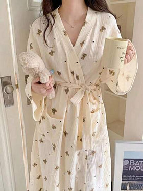 SHEIN 1 قطعة ثوب نوم للنساء - بتصميم أوروبي بسيط بأكمام طويلة، طباعة دب جميلة، خفيف ورقيق، لون أحادي، ملائم للربيع والخريف والصيف، ملابس منزلية وحمام، مقاسات صغيرة إلى كبيرة، مناسب لحفلات الزفاف والحمامات