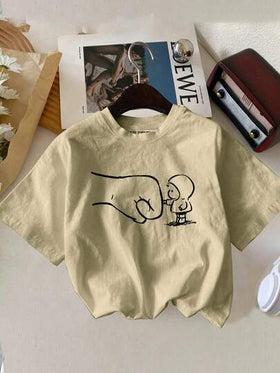 تي شيرت صبي شبابي عادي بياقة دائرية مطبوع عليه