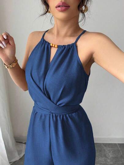 SHEIN PETITE جمبسوت قصيرة نسائية كاجوال من قماش كريب بتصميم عنق حلقة مزين بالخرز وربطة خصر بأزرار، مناسبة للربيع والصيف