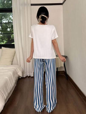 SHEIN مجموعة بيجامة قصيرة الأكمام كاجوال للنساء بطبعات زهرية وخطوط، بنطلون بيجامة مخطط للنساء، مجموعات بيجامة للنساء، بنطلونات مجموعات استرخاء صيفية للنساء، مجموعات بيجامة زهرية للنساء، مجموعات بيجامة صيفية للنساء