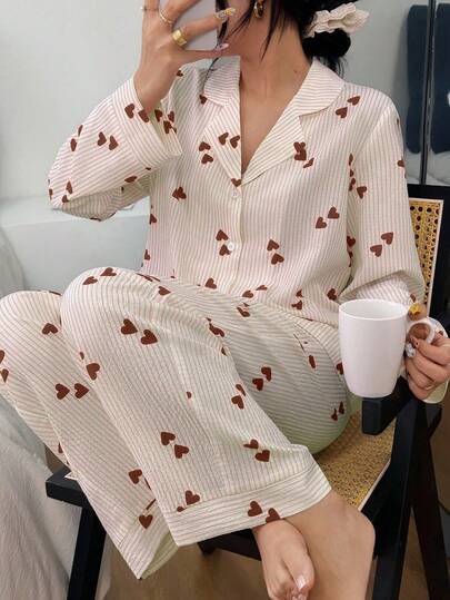 SHEIN طقم بيجامة نسائي مكون من ملابس علوية كم طويل مخطط بشكل قلب وبنطلون، طقم بيجامة نسائي مطبوع بشكل قلب، طقم بيجامة نسائي جميل مخطط بشكل قلب، بيجامات نسائية بشكل قلب، طقم بيجامة مزين بالقلوب، ملابس خريف وشتاء