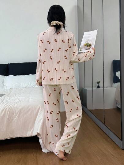 SHEIN طقم بيجامة نسائي مكون من ملابس علوية كم طويل مخطط بشكل قلب وبنطلون، طقم بيجامة نسائي مطبوع بشكل قلب، طقم بيجامة نسائي جميل مخطط بشكل قلب، بيجامات نسائية بشكل قلب، طقم بيجامة مزين بالقلوب، ملابس خريف وشتاء
