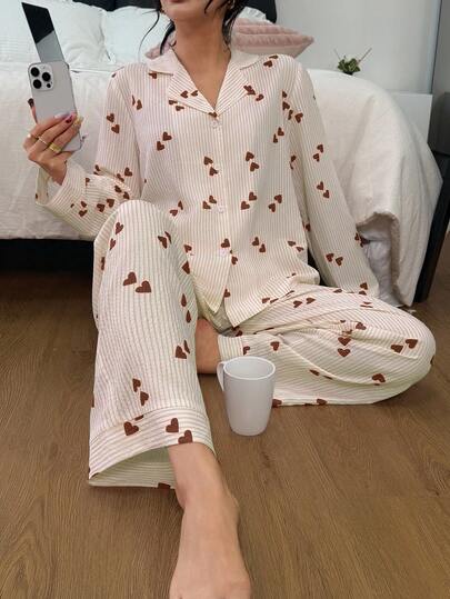 SHEIN طقم بيجامة نسائي مكون من ملابس علوية كم طويل مخطط بشكل قلب وبنطلون، طقم بيجامة نسائي مطبوع بشكل قلب، طقم بيجامة نسائي جميل مخطط بشكل قلب، بيجامات نسائية بشكل قلب، طقم بيجامة مزين بالقلوب، ملابس خريف وشتاء