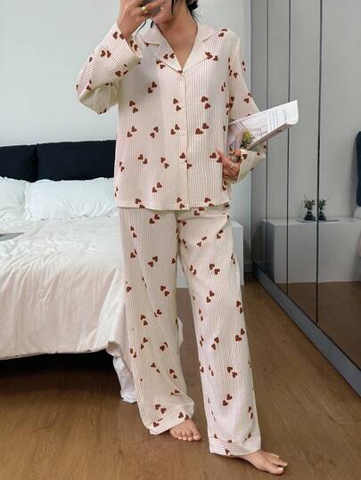 SHEIN طقم بيجامة نسائي مكون من ملابس علوية كم طويل مخطط بشكل قلب وبنطلون، طقم بيجامة نسائي مطبوع بشكل قلب، طقم بيجامة نسائي جميل مخطط بشكل قلب، بيجامات نسائية بشكل قلب، طقم بيجامة مزين بالقلوب، ملابس خريف وشتاء