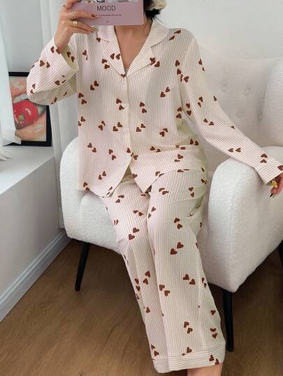 SHEIN طقم بيجامة نسائي مكون من ملابس علوية كم طويل مخطط بشكل قلب وبنطلون، طقم بيجامة نسائي مطبوع بشكل قلب، طقم بيجامة نسائي جميل مخطط بشكل قلب، بيجامات نسائية بشكل قلب، طقم بيجامة مزين بالقلوب، ملابس خريف وشتاء