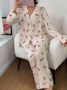 SHEIN طقم بيجامة نسائي مكون من ملابس علوية كم طويل مخطط بشكل قلب وبنطلون، طقم بيجامة نسائي مطبوع بشكل قلب، طقم بيجامة نسائي جميل مخطط بشكل قلب، بيجامات نسائية بشكل قلب، طقم بيجامة مزين بالقلوب، ملابس خريف وشتاء