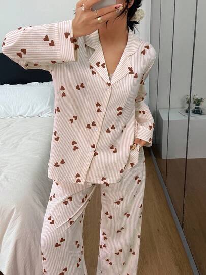 SHEIN طقم بيجامة نسائي مكون من ملابس علوية كم طويل مخطط بشكل قلب وبنطلون، طقم بيجامة نسائي مطبوع بشكل قلب، طقم بيجامة نسائي جميل مخطط بشكل قلب، بيجامات نسائية بشكل قلب، طقم بيجامة مزين بالقلوب، ملابس خريف وشتاء