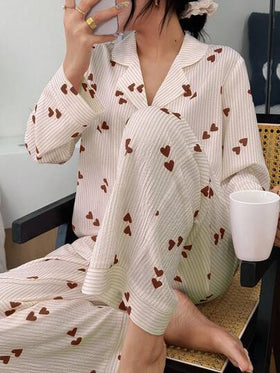 SHEIN طقم بيجامة نسائي مكون من ملابس علوية كم طويل مخطط بشكل قلب وبنطلون، طقم بيجامة نسائي مطبوع بشكل قلب، طقم بيجامة نسائي جميل مخطط بشكل قلب، بيجامات نسائية بشكل قلب، طقم بيجامة مزين بالقلوب، ملابس خريف وشتاء
