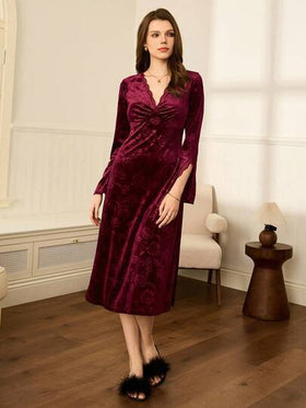 SHEIN فستان نوم أنيق وأنيق من المخمل المزخرف بالدانتيل من موريتا، مناسب للخروج والارتداء اليومي، فستان مخمل للنساء، فستان بيجامة مخملي، فستان استرخاء مخملي، فستان مخملي بياقة على شكل حرف V، فستان مخملي طويل الأكمام، خريفي