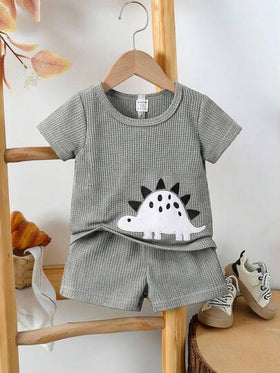 SHEIN طقم قصير الأكمام بطبعة ديناصور كرتونية وشورت كاجوال مكون من قطعتين للأطفال الصغار الأولاد في الصيف