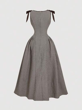 SHEIN MOD فستان كاروهات بياقة مستديرة بلا أكمام، مزين بشريط تباين وفيونكة على الخصر، قصة مُنفرجة