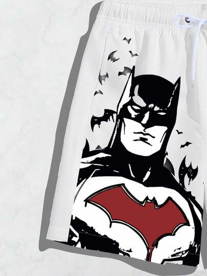 Batman X Manfinity Surfspeed شورت كاجوال للرجال بخصر رباط مزين برسومات أرقام وحروف، صيفي