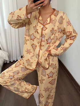 SHEIN طقم بيجامة نسائية كاجوال بسروال وبلوزة كم طويل مطبوع عليها رسومات عيد الميلاد مثل رجل زنجبيل والثلج، ملابس خريف وشتاء