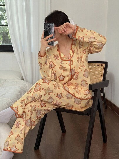SHEIN طقم بيجامة نسائية كاجوال بسروال وبلوزة كم طويل مطبوع عليها رسومات عيد الميلاد مثل رجل زنجبيل والثلج، ملابس خريف وشتاء
