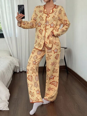 SHEIN طقم بيجامة نسائية كاجوال بسروال وبلوزة كم طويل مطبوع عليها رسومات عيد الميلاد مثل رجل زنجبيل والثلج، ملابس خريف وشتاء