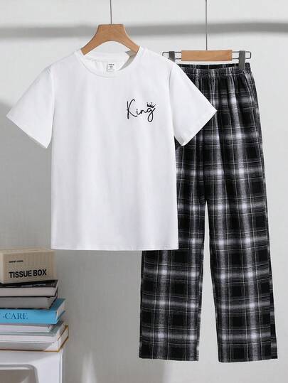 SHEIN طقم بيجامة لصبي المراهق يتكون من تي شيرت بياقة طاقم وأكمام قصيرة مطبوع عليه حروف وبنطلون مربعات