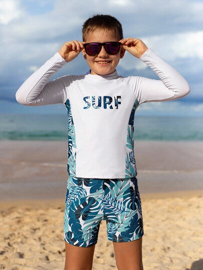 بدلة سباحة للأولاد المراهقين مكونة من قميص رياضي بأكمام طويلة مطبوع بشعار "SURF" وشورت سباحة مطبوع بأوراق نباتية استوائية، مجموعة ملابس سباحة للأولاد المراهقين (8-14 سنة) للشاطئ والسباحة، مجفف سريع وحماية من الأشعة فوق البنفسجية 50+