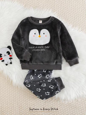 Cozy Pixies مجموعة من قطعتين تتكون من بلوزة بياقة طاقم مطبوع عليها رسوم كرتونية لبطريق صغير وبأكمام طويلة، وبنطلون جوجر مبطن بخصر مطاطي، مناسب للارتداء في الخريف والشتاء في الأماكن المغلقة