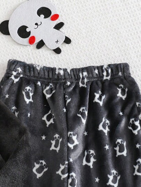 Cozy Pixies مجموعة من قطعتين تتكون من بلوزة بياقة طاقم مطبوع عليها رسوم كرتونية لبطريق صغير وبأكمام طويلة، وبنطلون جوجر مبطن بخصر مطاطي، مناسب للارتداء في الخريف والشتاء في الأماكن المغلقة