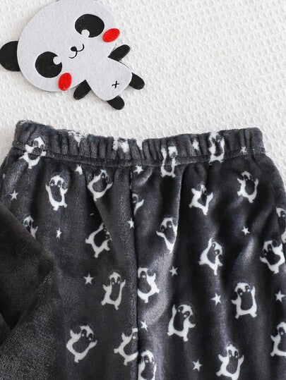 Cozy Pixies مجموعة من قطعتين تتكون من بلوزة بياقة طاقم مطبوع عليها رسوم كرتونية لبطريق صغير وبأكمام طويلة، وبنطلون جوجر مبطن بخصر مطاطي، مناسب للارتداء في الخريف والشتاء في الأماكن المغلقة