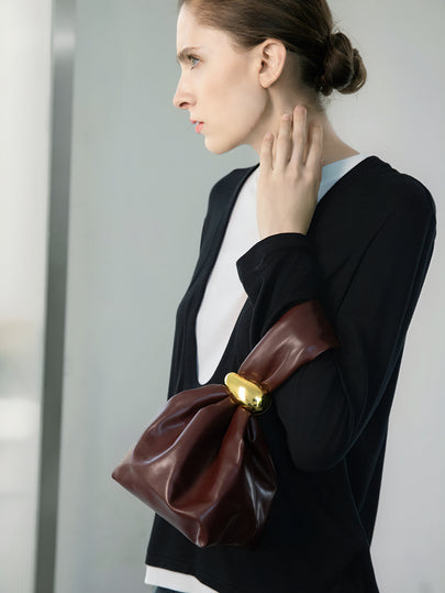 CHICVUE حقيبة يد جلد PU أحادية اللون، مزينة بنمط مرساة بوردو، شكل سحابة مطوية صغيرة، إكسسوارات معدنية وسحاب إغلاق، مناسبة للاستخدام اليومي والخروج، هدايا عيد الميلاد والشتاء