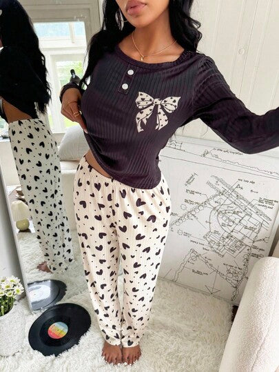 SHEIN طقم بيجامة نسائية كاجوال بأكمام طويلة وبياقة طاقم مزينة بشريط على شكل قلب وبنطلون، ملابس خريف وشتاء