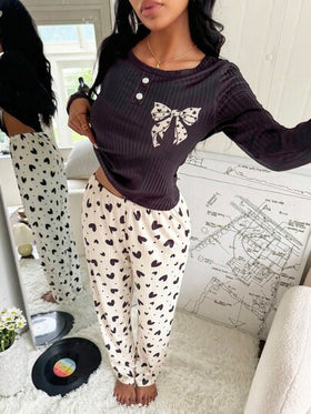 SHEIN طقم بيجامة نسائية كاجوال بأكمام طويلة وبياقة طاقم مزينة بشريط على شكل قلب وبنطلون، ملابس خريف وشتاء