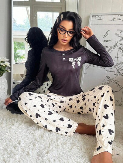 SHEIN طقم بيجامة نسائية كاجوال بأكمام طويلة وبياقة طاقم مزينة بشريط على شكل قلب وبنطلون، ملابس خريف وشتاء