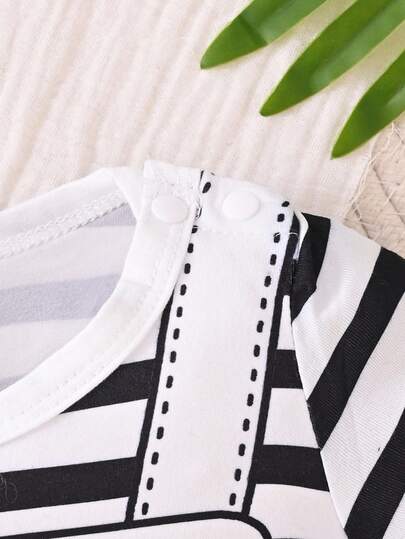 SHEIN بيبي رومبر للأولاد بأكمام قصيرة مخططة و طباعة باندا كرتونية، صيفية