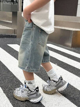 SHEIN بنطلون قصير جينز فضفاض بتصميم كوري عصري مبهج للأطفال والأولاد، بتأثير غسيل حجري وخطوط شارب القطة، مناسب للملابس الخريفية للأطفال والأولاد، ملابس الشارع العصرية، وملابس العودة للمدرسة للأولاد